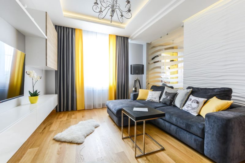 La combinazione di tende gialle e grigie all'interno del soggiorno