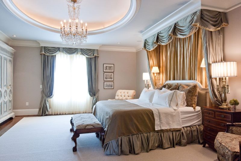 Chambre de style classique avec des rideaux gris