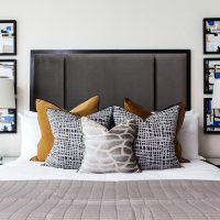 Cuscini decorativi nel design della camera da letto