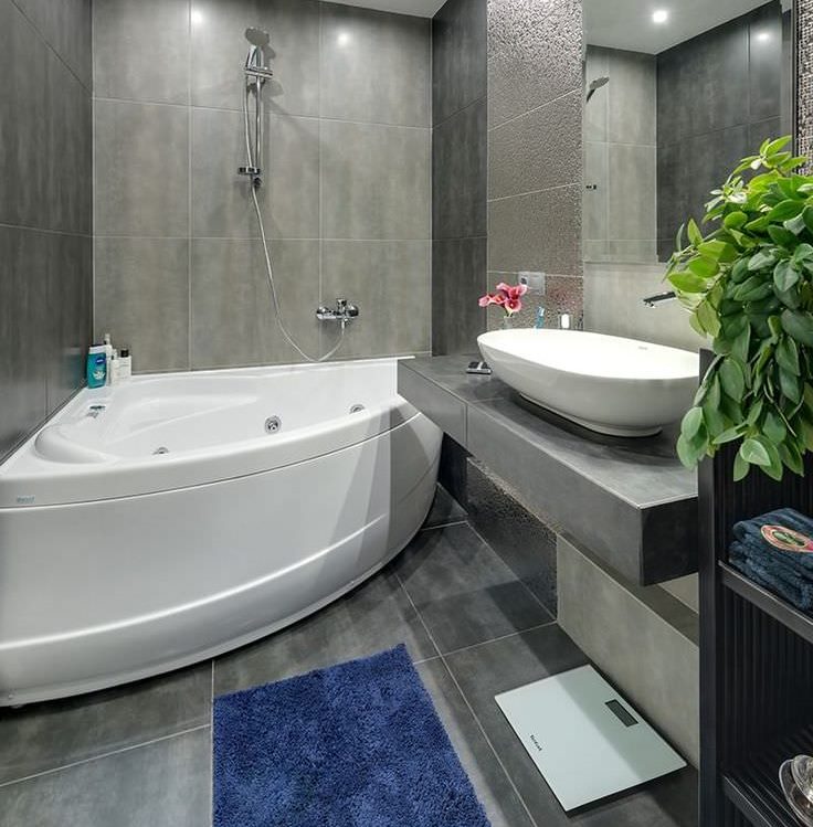 Intérieur d'une salle de bain moderne en gris