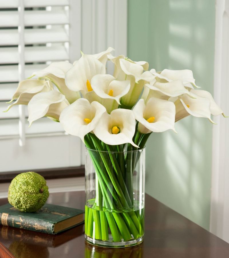 Vase en verre à fleurs blanches