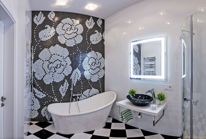 Salle de bain moderne avec mosaïque au mur