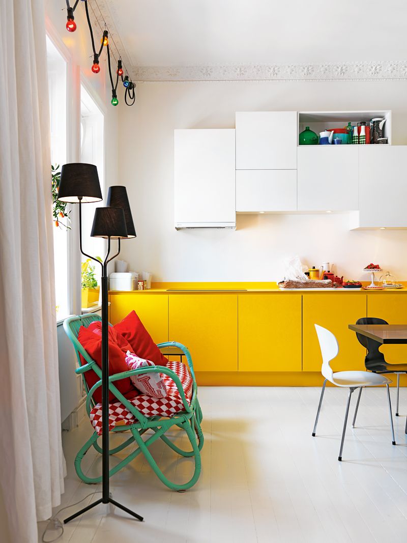 The combination of white and yellow in the interior of the kitchen