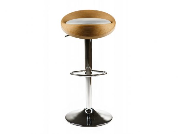The wood on the bar stools requires additional care and regular impregnation.