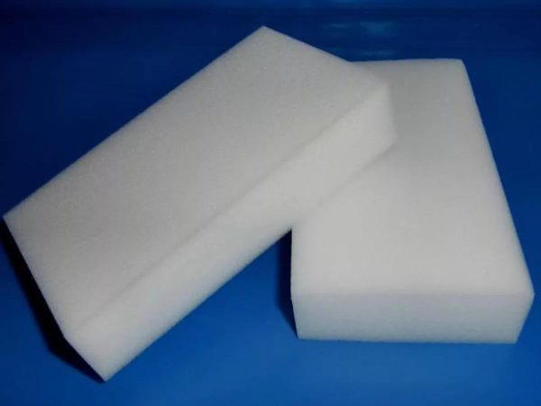 In order to effectively get rid of annoying stains and dirt on glass ceramics, a special melamine sponge should be used