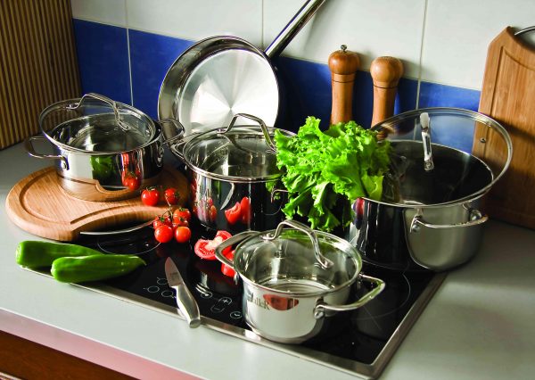 È ottimale utilizzare utensili da cucina in acciaio inossidabile o smaltati per cucinare su un piano cottura in vetroceramica.
