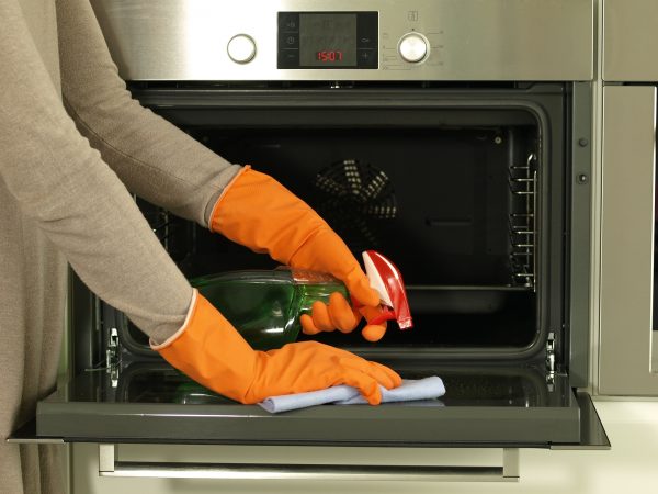 Cleaning the oven from contamination