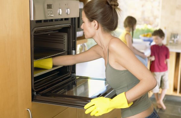 Wipe the oven with vinegar and ventilate - the smell is gone