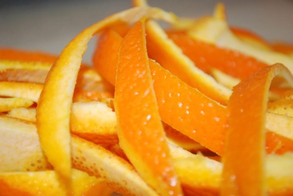 Orange peels perfectly remove odors in the oven
