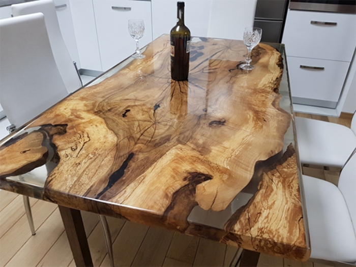 Features of the table made of resin.