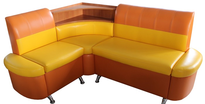 Canapé d'angle compact.