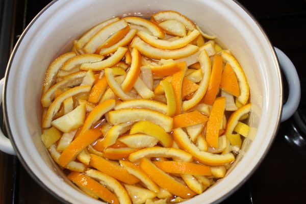 Decoction of orange peels perfectly eliminates odors in the oven