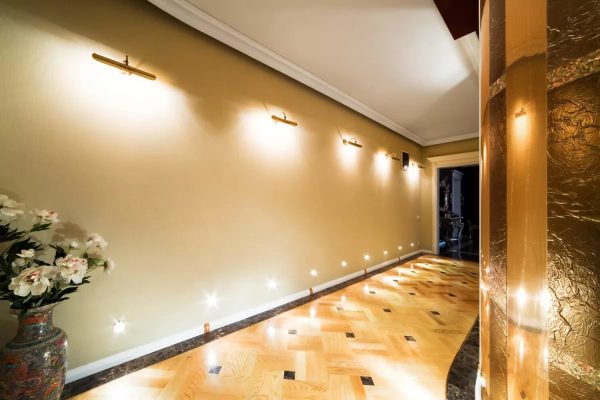 In uno stretto corridoio, l'illuminazione dovrebbe essere diretta verso le pareti e il soffitto dovrebbe essere lasciato senza illuminazione