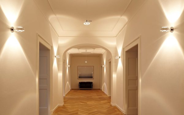 Ma se la stanza ha soffitti bassi, allora l'illuminazione dovrebbe essere diretta verso l'alto.