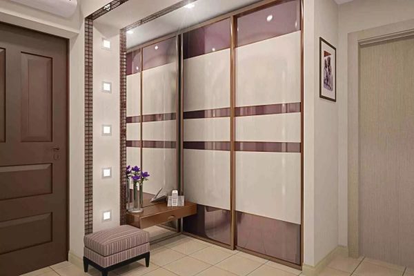 Sliding wardrobe is the ideal solution for the corridor. And the presence of mirrors in it will increase its functionality