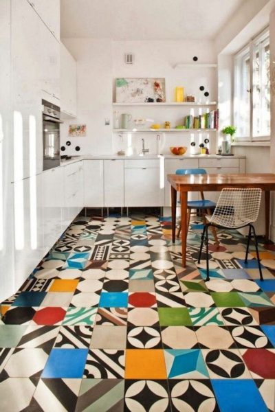 La disposizione geometrica nel design del pavimento è una soluzione redditizia per l'interior design alla moda della cucina 2019.