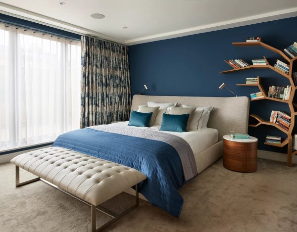 Elegante camera da letto in tonalità blu