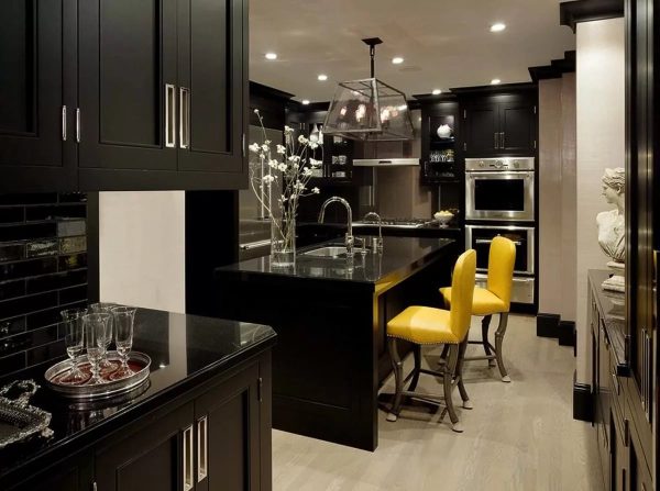 It is important to use dark finishing materials to decorate the kitchen. Deep shades are striking in their richness.