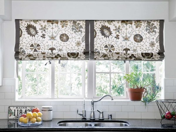 Roman curtains in the kitchen in the style of Provence