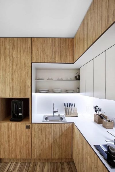 Modern kitchens offer not only to reduce zones, but also to hide them in cabinets as unnecessary.