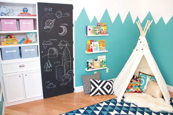 Un must per una stanza di un bambino di qualsiasi età: una lavagna magnetica per appunti o una galleria di disegni.