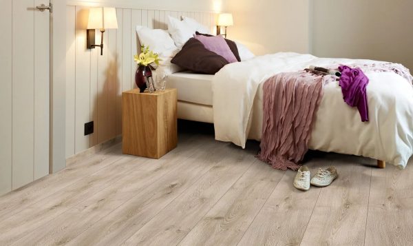 Per finire il pavimento, dovresti scegliere materiali caldi. Tra questi ci sono parquet in legno, laminato, moquette.