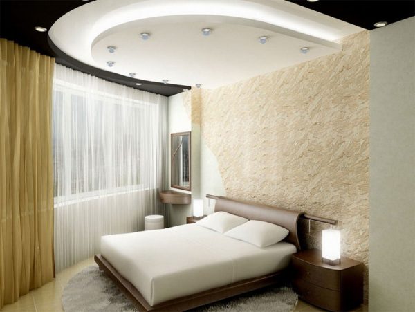 Le finiture del soffitto dovrebbero svolgere non solo una funzione estetica, ma anche rendere visivamente più alta la camera da letto.