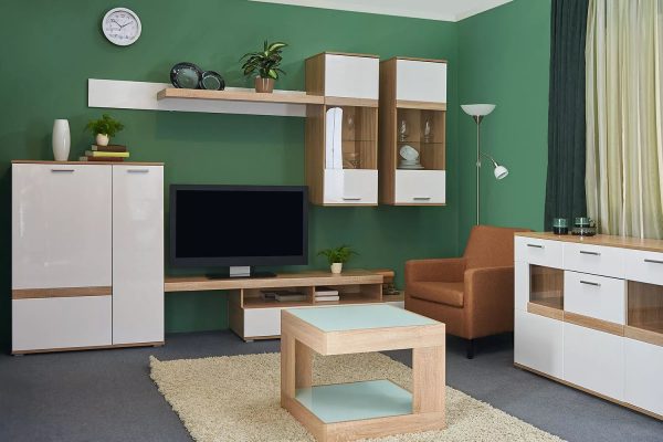È meglio disporre i mobili in modo che i grandi dettagli che richiedono attenzione siano situati nel mezzo della stanza e il resto sia posto in lontananza.