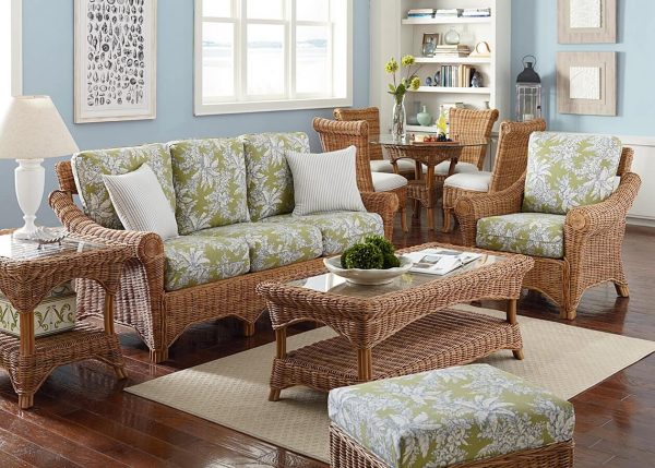 Tavoli e sedie in vimini si inseriscono perfettamente in un soggiorno luminoso e confortevole.