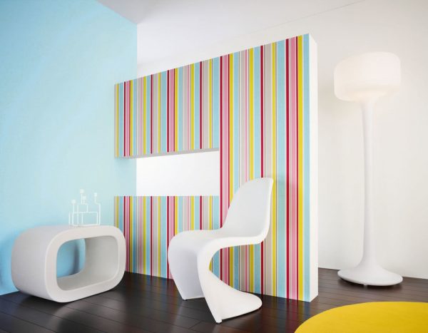 Solide doeken maken het mogelijk om een ​​interessante, gedachte compositie te bouwen. Bijvoorbeeld een regenboog - het is perfect voor een kamer in combinatie met een kinderspel.