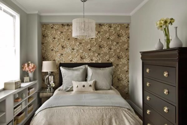 Anche la camera da letto più piccola può diventare uno spazio confortevole e bello, se ti avvicini al processo di pianificazione degli interni con piena responsabilità.
