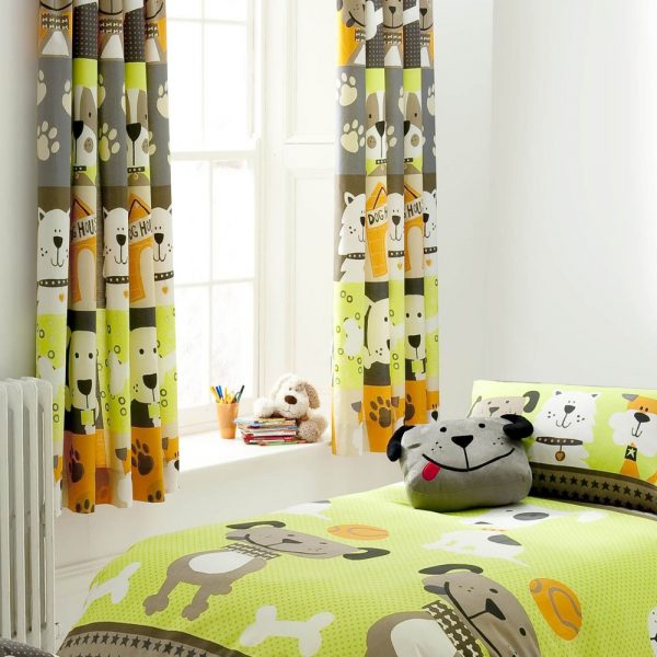 For young children, you can use curtains with the image of your favorite characters or children's drawings.