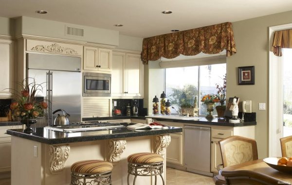 It is recommended to avoid layering. French curtains do not fit into the kitchen.