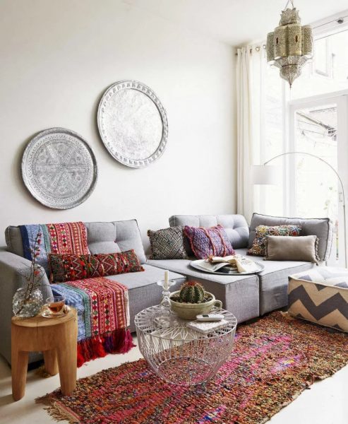 Modern boho chic looks eclectic, with an emphasis on ethnic and vintage items from the 1950s, 60s and 70s.