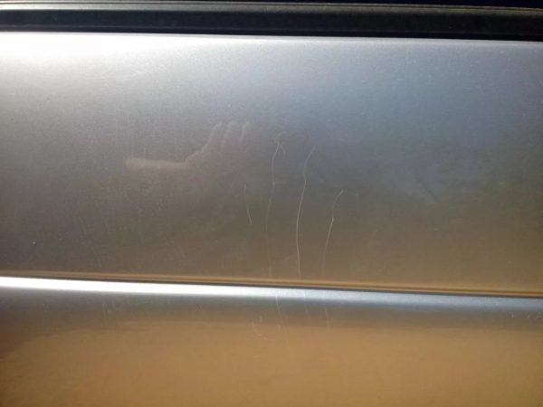 Most often, scratches appear on the door and side surfaces of the refrigerator