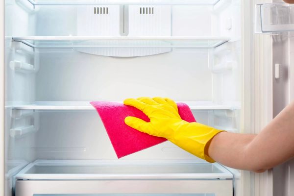 Also, when cleaning the refrigerator, you should pay attention to the quality and composition of detergents and appliances.