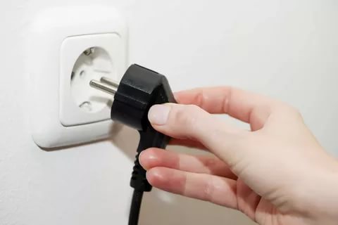When connecting the refrigerator to the mains, make sure that the socket for it is intended to be grounded. It is better to buy a special network adapter that will protect your unit from power surges.