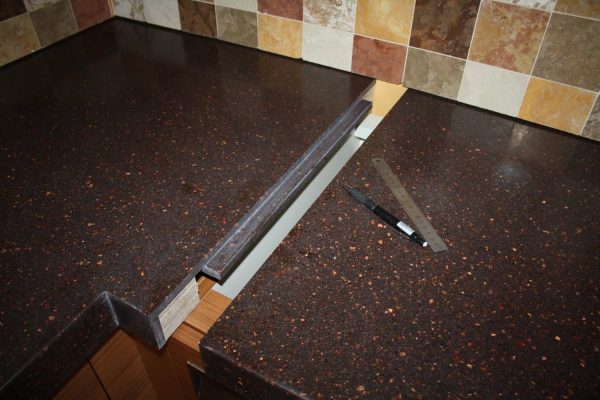 To perform high-quality gluing of the material to the countertop, many nuances must be taken into account, since this process has its own characteristics.