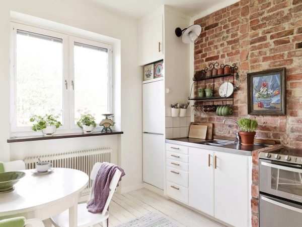 The creation of a brick wall in the kitchen is considered particularly popular - with its good performance properties, this material is very well suited for the decor of the kitchen room and for creating comfort in it.