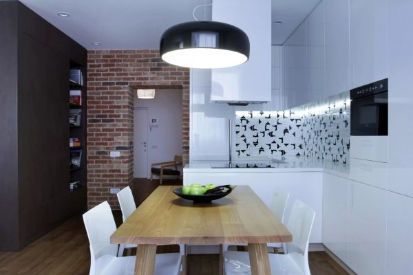 Quando si crea una cucina in stile minimalista, è molto importante aumentare lo spazio sia visivamente che funzionalmente.