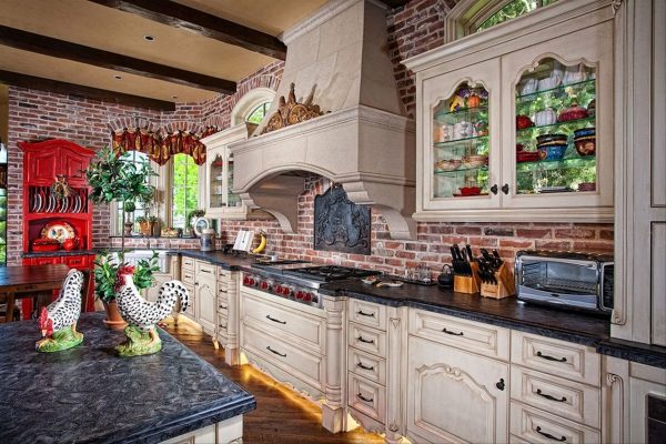 In the Provence style, there are no particular color restrictions, so the hostess can decide for herself which shade she likes best. For a brick wall decor in the style of Provence in the kitchen, it is better to use old furniture.