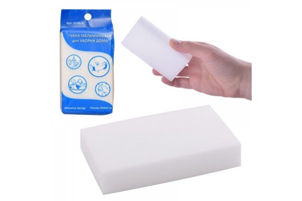 To safely remove scratches and effectively clean the refrigerator cover, especially white, experts recommend using a melamine sponge that contains melamine resin and synthetic microfiber.