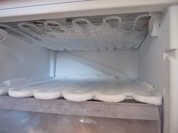 إزالة الجليد بانتظام وغسل المعدات ، حتى مع وظيفة No Frost ؛ يجب تنظيفها مرتين في السنة على الأقل.