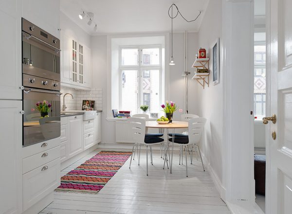  For a small kitchen, it is ideal to use lighter and calmer tones.