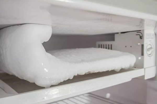 عادة ما يتراكم الجليد فقط في الثلاجة.