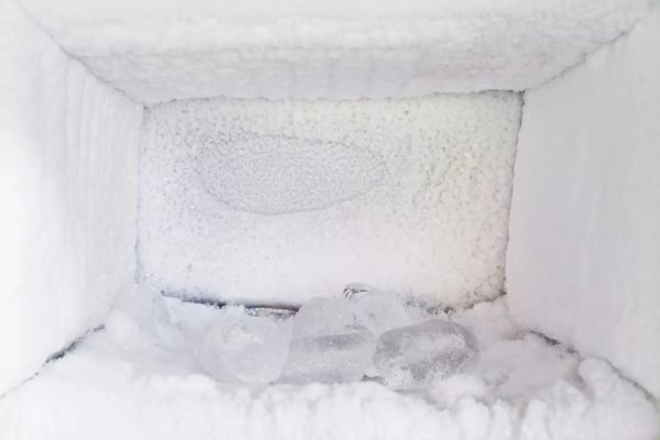 الثلاجة تعمل بشكل أسوأ ، تستهلك المزيد من الكهرباء ، من الصعب الحفاظ على درجة الحرارة المثلى.