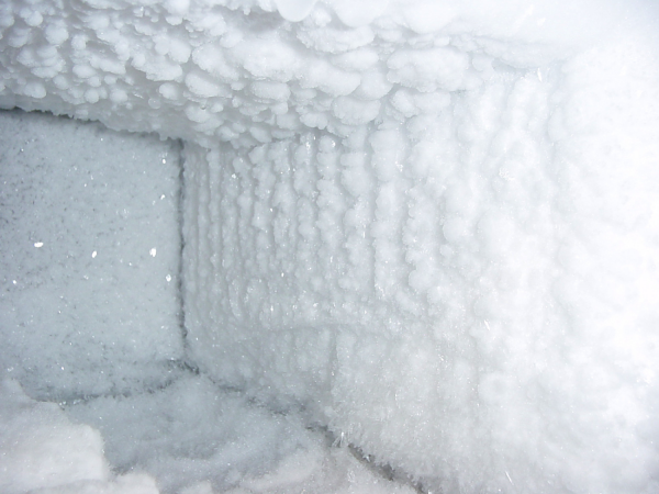 ستؤدي قشرة الثلج إلى تجميد الطعام في الأكياس البلاستيكية مع تقشيرها اللاحق ، مما يشكل انتهاكًا لسلامة البولي إيثيلين ومحتوياته.