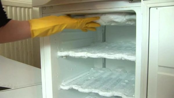 Ongeacht het bedrijf en de beschikbaarheid van moderne functies, moet de koelkast minstens om de zes maanden worden ontdooid.