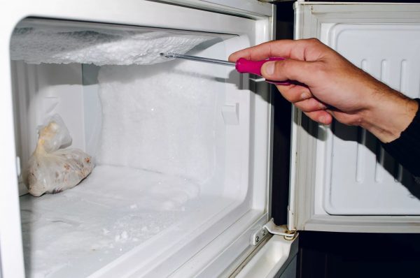 Affinché la crosta si dissolva più velocemente, il vetro nella padella, ci sono diversi modi per accelerare il processo di scongelamento.